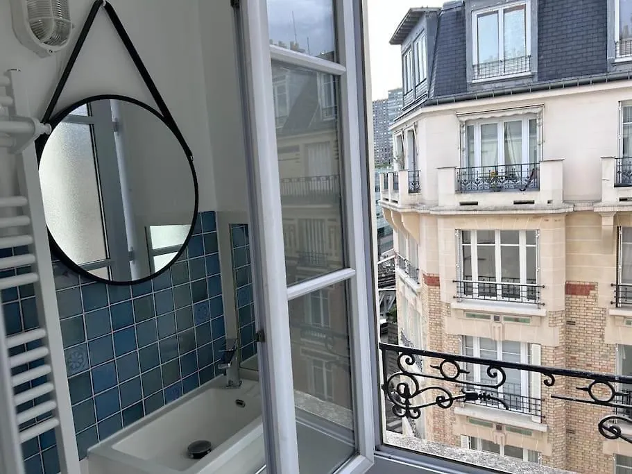 Elegant Eiffel Tower View Flat Apartment Paris