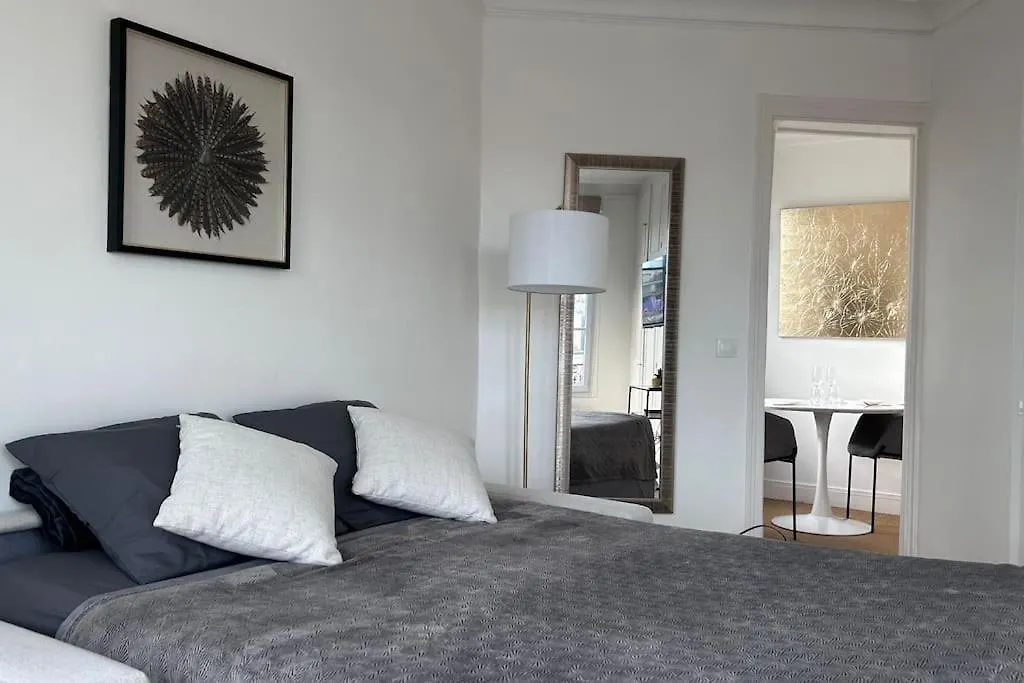 Elegant Eiffel Tower View Flat Apartment Paris France