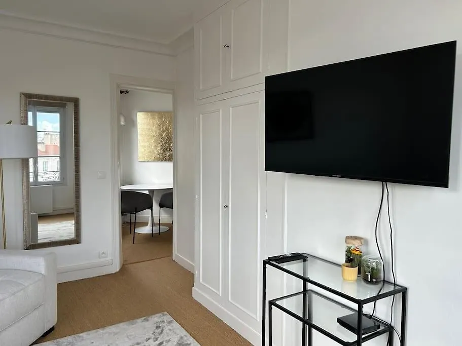 Elegant Eiffel Tower View Flat Apartment Paris