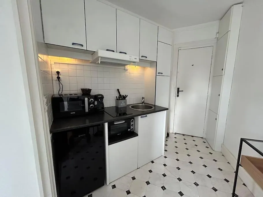 Elegant Eiffel Tower View Flat Apartment Paris