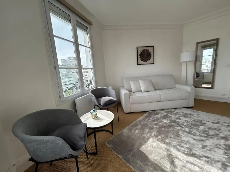 Elegant Eiffel Tower View Flat Apartment Paris
