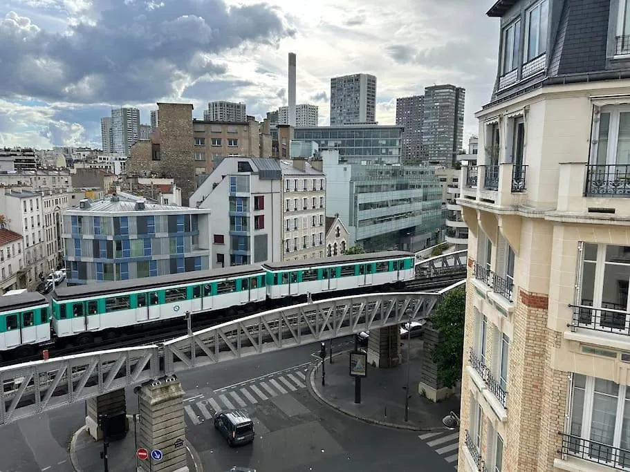 Elegant Eiffel Tower View Flat Apartment Paris