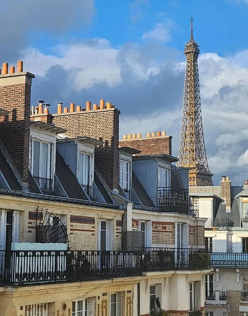 Elegant Eiffel Tower View Flat Apartment Paris France