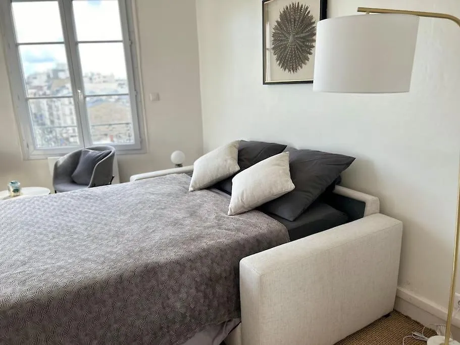Elegant Eiffel Tower View Flat Apartment Paris