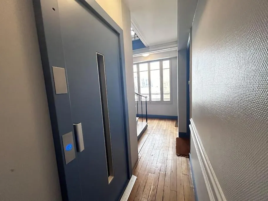 Elegant Eiffel Tower View Flat Apartment Paris
